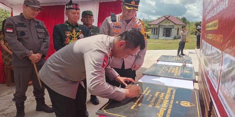FOTO : HUMAS POLRES GUMAS/MATA KALTENG - Kapolda Kalteng Irjen Pol Djoko Poerwanto bersama Bupati Gumas Jaya S Monong, Kapolres AKBP Theodorus Priyo Santosa, dan Kajari Sahroni, ketika menandatangani prasasti sebagai tanda diresmikannya gedung SPKT terpadu polres, asrama polsek Rungan dan Tewah, Jumat, 2 Februari 2024.