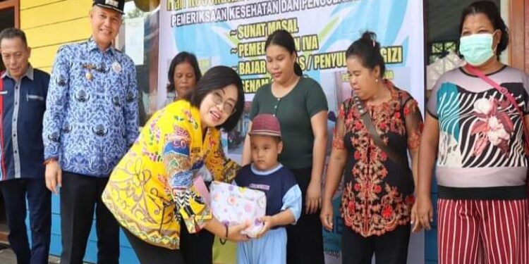 FOTO : DISKOMINFO SANTIK/MATA KALTENG - Bupati Gumas Jaya S Monong bersama Wakil Bupati Efrensia LP Umbing, ketika menyerahkan bingkisan kepada anak-anak, dalam suatu acara, belum lama ini.
