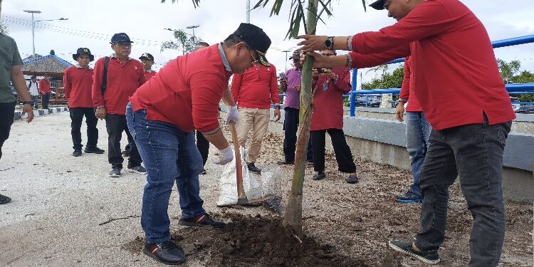 FOTO: DEVIANA/MATAKALTENG - Bupati Kotim Halikinnor saat menanam pohon, Jumat 2 Februari 2024.