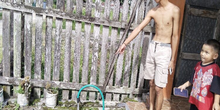 FOTO: AGUS/MATA KALTENG - Andi saat menunjukan meteran PDAM yang dibawa kabur oleh pencuri.