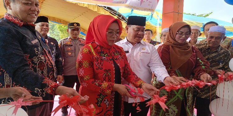 FOTO: DEVIANA/MATAKALTENG - Bupati Kotim Halikinnor bersama istri dan wakilnya saat memotong pita peresmian Puskesmas Kota Besi, Jumat 2 Februari 2024.