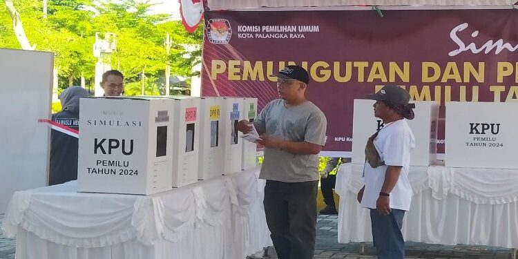 FOTO: MATAKALTENG - Warga memperagakan proses pemungutan suara Pemilu 2024, yang akan digelar pada 24 Februari 2024, dalam simulasi pemungutan dan perhitungan suara, di Taman Pesuk Kameloh, Kota Palangka Raya.