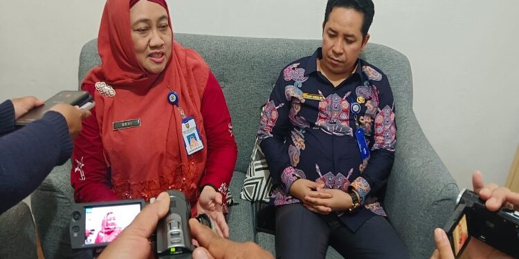 FOTO: MATAKALTENG - Wakil Direktur bagian Pelayanan Medik dan Keperawatan dr. Devi Novianti Santoso, didampingi oleh Kepala Bidang Hukum dan Humas pada RSUD dr Doris Sylvanus Hairil Anwar, SH, saat melaksanakan konferensi pers.