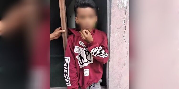 FOTO:IST/MATA KALTENG - Terduga pelaku pencurian besi yang diamankan warga.