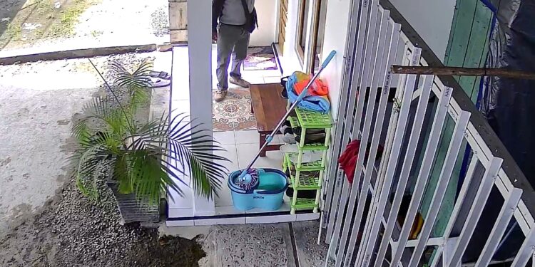 FOTO: MATAKALTENG - Tangkapan layar kamera pengawas, pada saat terduga pelaku menekan bel rumah korban.