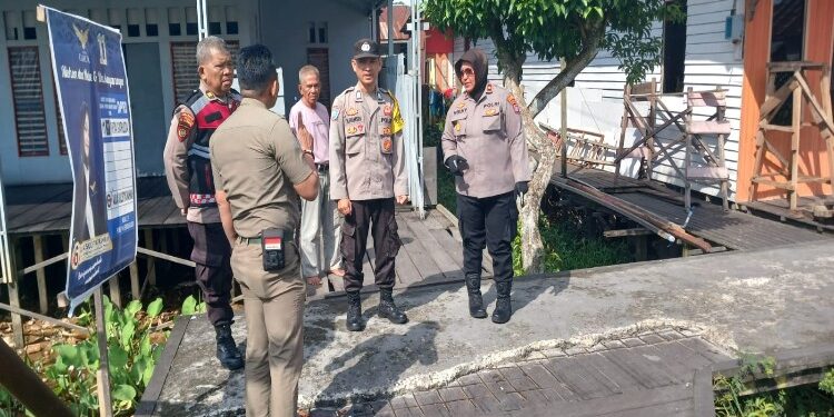 FOTO: RZL/MATAKALTENG - Kapolsek Pahandut, Kompol Volvy Apriana (pojok kanan) pada saat meninjau sejumlah lokasi yang akan dijadikan TPS.
