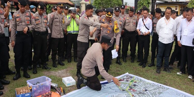 FOTO: RZL/MATAKALTENG - Polresta menggelar Tactical Floor Game di lapangan Mapolresta Palangka Raya.