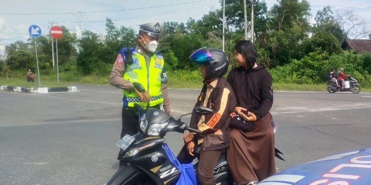 FOTO: RZL/MATAKALTENG - Jajaran Satlantas Polresta Palangka Raya, pada saat memberikan teguran kepada pengendara yang melanggar aturan berlalu lintas.