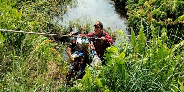 FOTO: MATAKALTENG - Tim Rescue DPKP Palangka Raya saat mengevakuasi motor korban.
