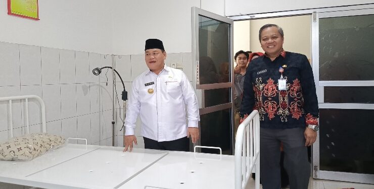 FOTO : DEVIANA/MATAKALTENG - Bupati Kotim Halikinnor didampingi Kadinkes Umar Kaderi meninjau ruang perawatan Puskesmas Kobar, Jumat 2 Februari 2024.