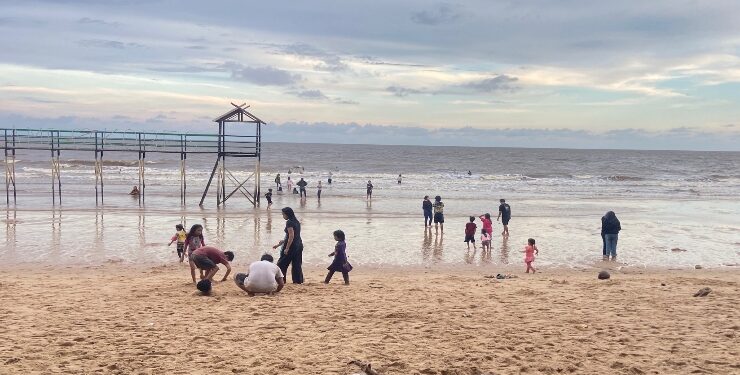 FOTO : DIAN/MATA KALTENG - Suasana di Pantai Wisata Ujung Pandaran, Kecamatan Teluk Sampit, Kabupaten Kotim.