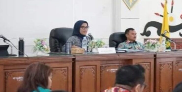 FOTO : IST/MATAKALTENG - Penjabat (Pj) Wali Kota Palangka Raya, Hera Nugrahayu, saat menghadiri Focus Group Discussion (FGD) dengan tajuk optimalisasi kepatuhan peraturan perundang-undangan ketenagakerjaan.