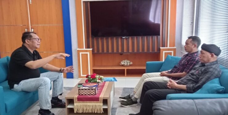 FOTO : IST/MATAKALTENG - Kepala Dislutkan Prov. Kalteng H. Darliansjah menerima kunjungan Kepala Diskan Kab. Kotim Ahmad Sarwo Oboi