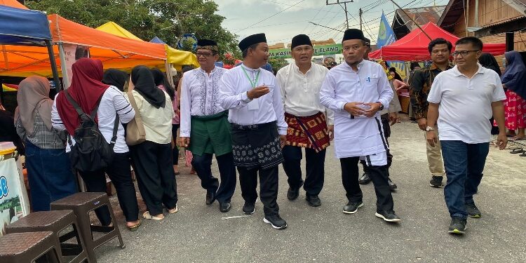 FOTO : AKH/MAKA - Sekda Sukamara Rendy Lesmana bersama Forkopimda saat melihat pedagang yang ikut meramaikan wisata kuliner bertajuk Ayu'um Be Elang ke Kampung Padang Kulineran Kite.