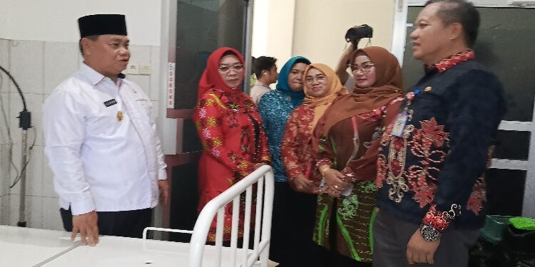 FOTO: DEVIANA/MATAKALTENG - Bupati Kotim Halikinnor didampingi istri, Wakil Bupati dan Kadinkes Kotim saat meninjau ruang perawatan Puskesmas Kota Besi, Jumat 2 Februari 2024.