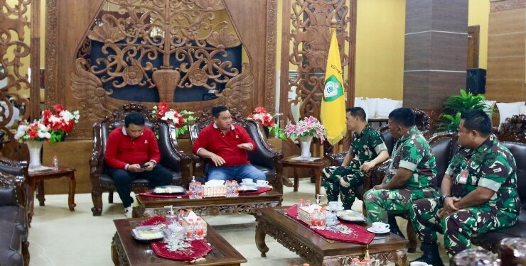 FOTO : IST/MATAKALTENG - Bupati Kotim Halikinnor bersama Sekda saat menerima kunjungan Danlanud Iskandar, belum lama ini.