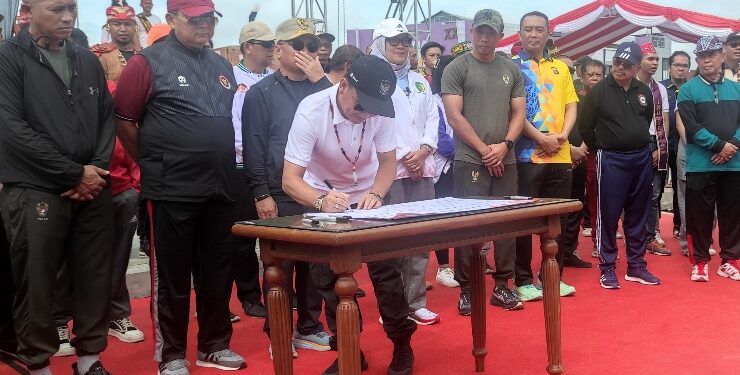 FOTO : IST/MATAKALTENG - Ketua DAD Provinsi Kalimantan Tengah Agustiar Sabran menandatangani naskah deklarasi Pemilu Damai Tahun 2024, di Kota Palangka Raya.