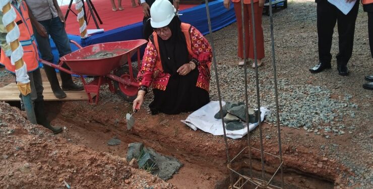 FOTO : IST/MATAKALTENG - Wakil Bupati Kotim Irawati saat peletakan batu pertama pembangunan gereja di Kecamatan Cempaga Hulu, Minggu 4 Februari 2024.
