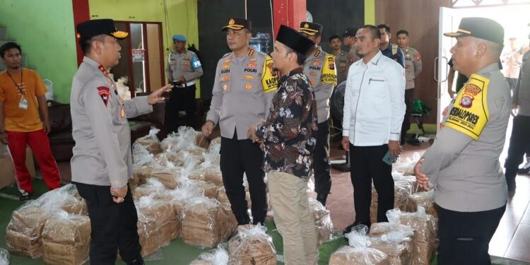 FOTO: RZL/MATAKALTENG - Kapolda Kalteng, Irjen Pol Djoko Poerwanto, bersama Kapolresta Palangka Raya, Kombes Pol Budi Santosa, pada saat meninjau gudang kogistik KPU Palangka Raya.