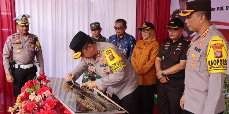 FOTO: RZL/MATAKALTENG - Kapolda Kalteng, Irjen Pol Djoko Poerwanto, pada saat melakukan penandatanganan prasasti peresmian gedung TMC Polresta Palangka Raya.