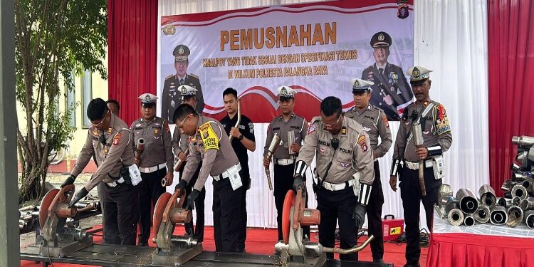 FOTO: RZL/MATAKALTENG - Kasat Lantas Polresta Palangka Raya, Kompol Salahiddin (tengah), pada saat memusnahkan knalpot tak sesuai spesifikasi teknis.