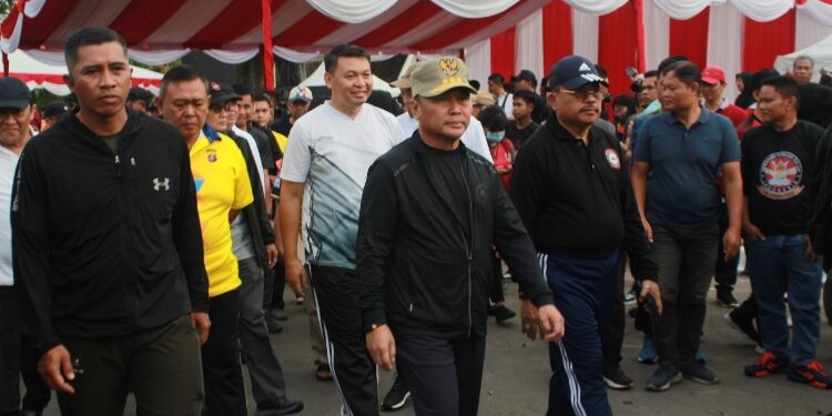 FOTO: IST/MATAKALTENG - Gubernur Kalteng, H Sugianto Sabran sedang membuka rangkaian kegiatan jalan sehat di CFD Palangka Raya.