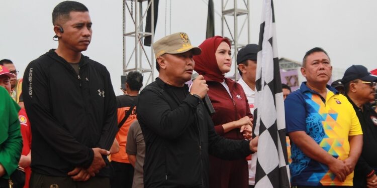 FOTO: IST/MATAKALTENG - Gubernur Kalteng Sugianto Sabran membuka secara resmi jalan sehat Pemilu di Bundaran Besar.