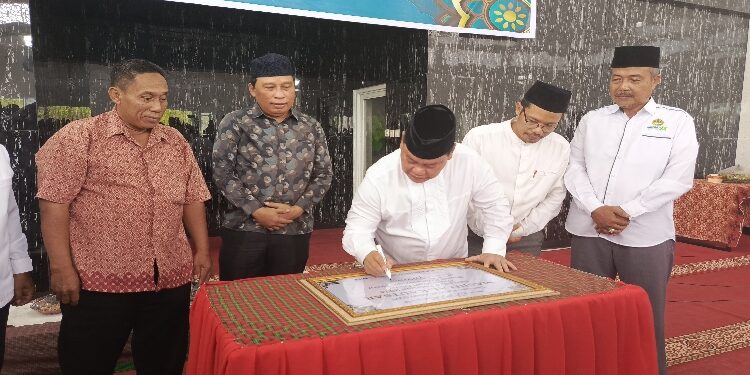 FOTO: DEVIANA/MATAKALTENG - Buoati Kotim saat menandatangani prasasti peresmian Masjid Al-Kautsar, Minggu 4 Februari 2024.