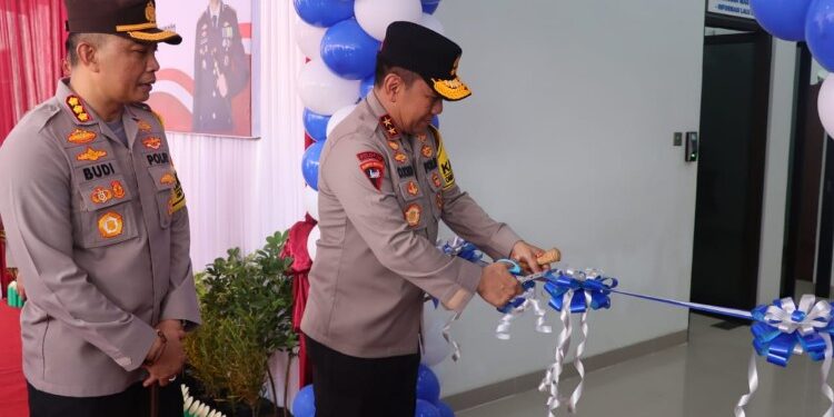 FOTO: RZL/MATAKALTENG - Pemotongan pita oleh Kapolda Kalteng, Irjen Pol Djoko Poerwanto.