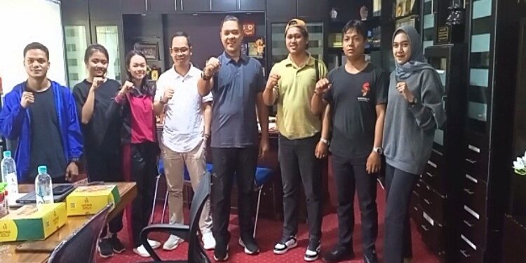 FOTO: MATAKALTENG - Plt. Kadisdik Kalteng M. Reza Prabowo, saat menerima kunjungan silaturahmi dari beberapa Badan Eksekutif Mahasiswa (BEM) dari berbagai Universitas di Kota Palangka Raya.