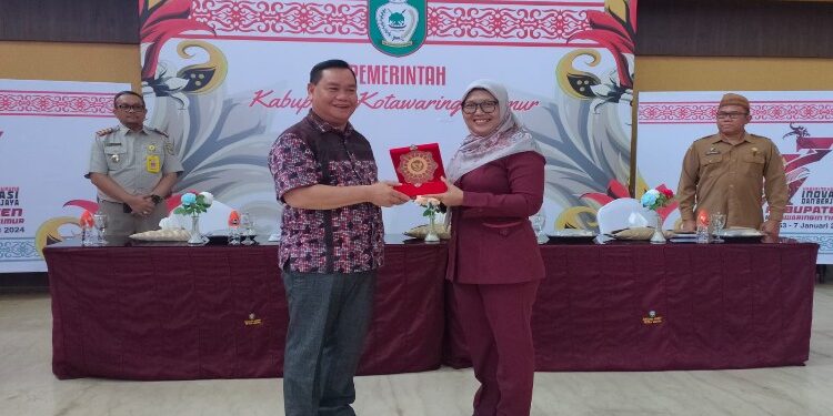 FOTO : IST/MATAKALTENG - Bupati Kotim Halikinnor saat menerima cenderamata dari Staf Ahli APKASI Bidang Pendidikan, Senin 5 Januari 2024.