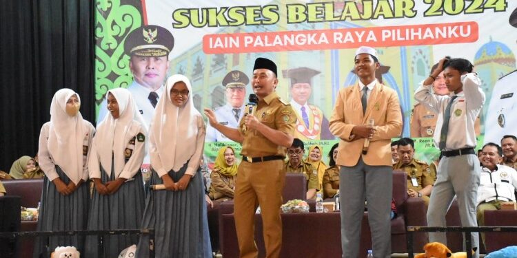 FOTO: MATAKALTENG - Gubernur Sugianto saat menggelar pertemuan dengan pelajar di Kota Palangka Raya, beberapa waktu lalu.