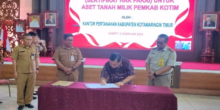 FOTO: DEVIANA/MATAKALTENG - Bupati Kotim Halikinnor saat menandatangani kerja sama, Senin 5 Februari 2024.