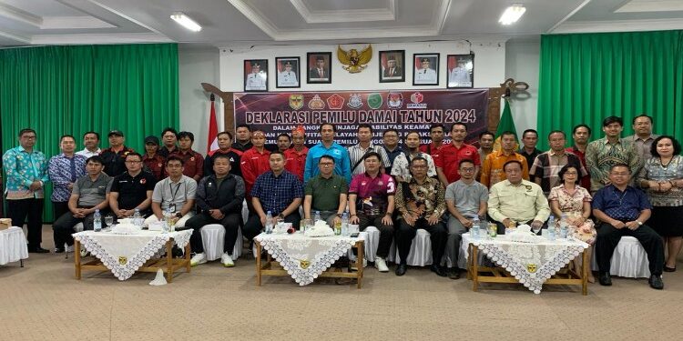 FOTO : DISKOMINFO SANTIK/MATA KALTENG - Sekda Gumas Richard didampingi Kapolres AKBP Theodorus Priyo Santosa, Pabung Kodim 1016 Plk Letkol Inf Maksun Abadi, Kajari Sahroni, Kepala Badan Kesbangpol Sugiarto, tokoh agama, tokoh masyarakat, tokoh adat, tokoh pemuda, dan sejumlah ormas, berfoto bersama usai mengikuti deklarasi pemilu damai secara virtual, di ruang rapat lantai 1 kantor bupati setempat, Minggu, 4 Februari 2024.