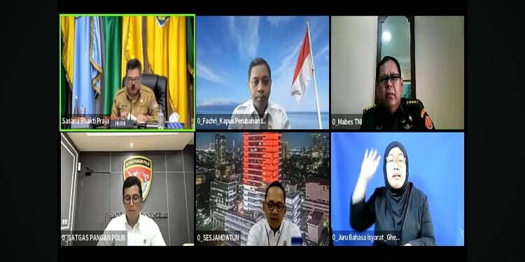 FOTO: MATAKALTENG - Irjen Kemendagri Tomsi Tohir sampaikan arahan pada Rapat Koordinasi (Rakor) Pengendalian Inflasi secara virtual dari Ruang Rapat Bajakah Utama Kantor Gubernur Kalteng.