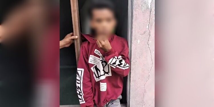 FOTO: IST/MATAKALTENG - MF pencuri besi selokan yang diamankan warga.