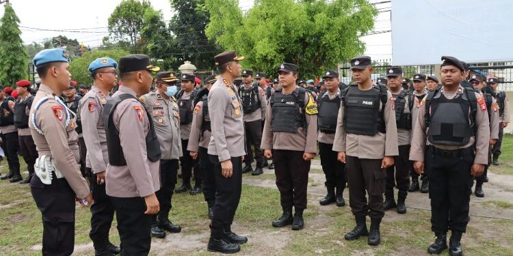 FOTO: RZL/MATAKALTENG - Kapolresta Palangka Raya, Kombes Pol Budi Santosa, pada saat melakukan pemeriksaan kesiapan personel.
