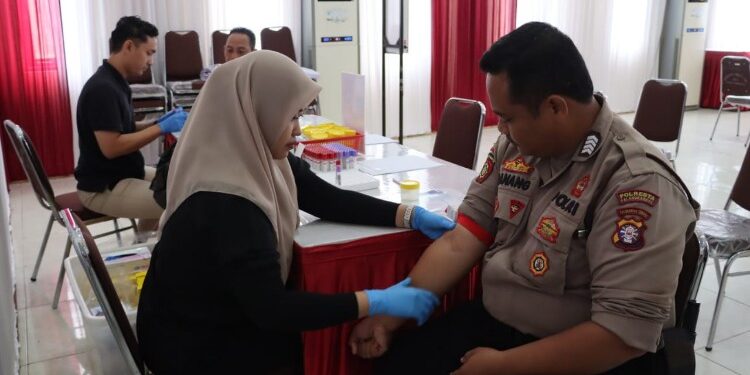 FOTO: RZL/MATAKALTENG - Salah seorang personel Polresta Palangka Raya, pada saat menjalani pemeriksaan kesehataan.