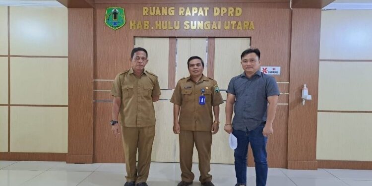FOTO: MATAKALTENG - Anggota Komisi B DPRD Palangka Raya, Jhony Arianto Putra, saat melakukan studi tiru ke DPRD Kabupaten Hulu Sungai Utara.