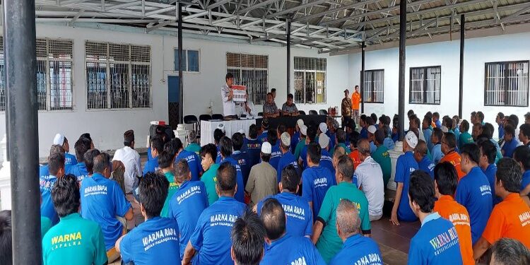 FOTO: RZL/MATAKALTENG - Para WBP di Rutan Kelas IIA Palangka Raya, pada saat mengikuti sosialisasi Pemilu dari KPU Palangka Raya.