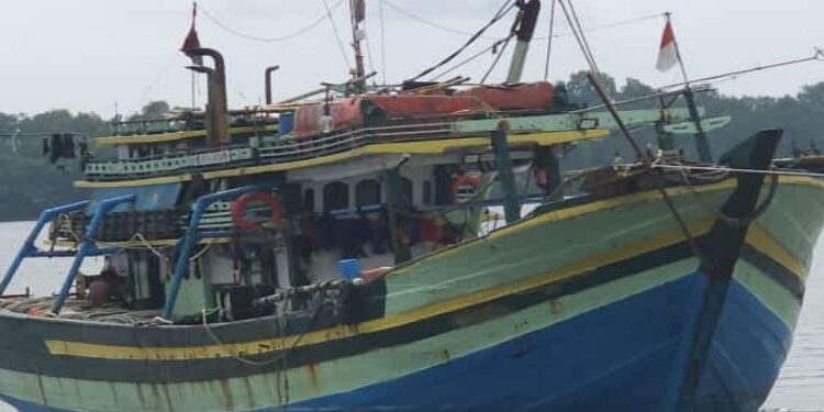 FOTO: IST/MATA KALTENG - Kapal pukat harimau luar daerah yang berhasil diamankan oleh masyarakat nelayan Desa Sungai Undang, Kecamatan Seruyan Hilir beberapa waktu lalu.