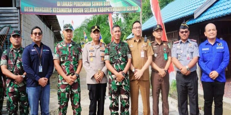 FOTO: IST/MATAKALTENG - Dandrem 102/Panju Panjung Brigjen TNI Iwan Rosandriyanto saat menghadiri launching titik air di Desa Mangaris Kecamatan dusun Selatan kabupaten Barsel.