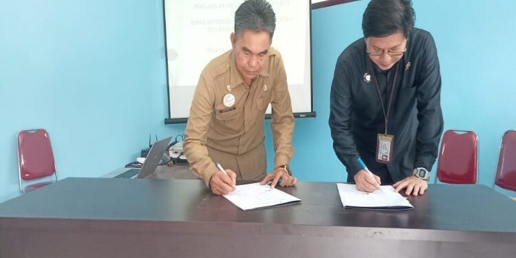 FOTO: AKH/MATAKALTENG - Kepala Disdukcapil Sukamara dan Hakim PN Pangkalan Bun saat penandatanganan PKS sidang keliling.