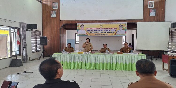 FOTO : DISKOMINFO SANTIK/MATA KALTENG - Wakil Bupati Gumas Efrensia LP Umbing didampingi Asisten III Letus Guntur, dan Camat Sepang Sayusdi, menghadiri musrenbang RKPD tahun 2024, di Kecamatan Sepang, Senin, 5 Februari 2024.