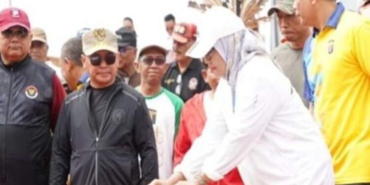 FOTO: MATAKALTENG - Pj Wali Kota Palangka Raya, Hera Nugrahayu saat mengikuti Deklarasi Pemilu Damai Tahun 2024.