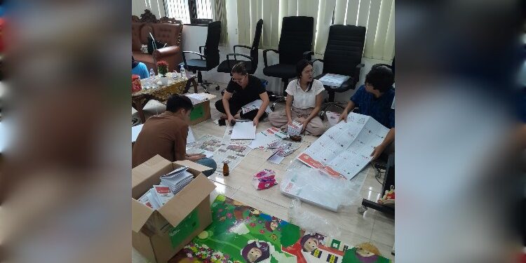 FOTO: MATAKALTENG - Kegiatan penyortiran dan pelipatan surat suara di KPU Kota Palangka Raya.