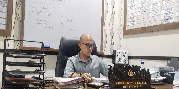 FOTO: AGUS/MATA KALTEN- Kasat Reskrim Polres Kotim, AKP Besrom Purba, di ruang kerjanya.