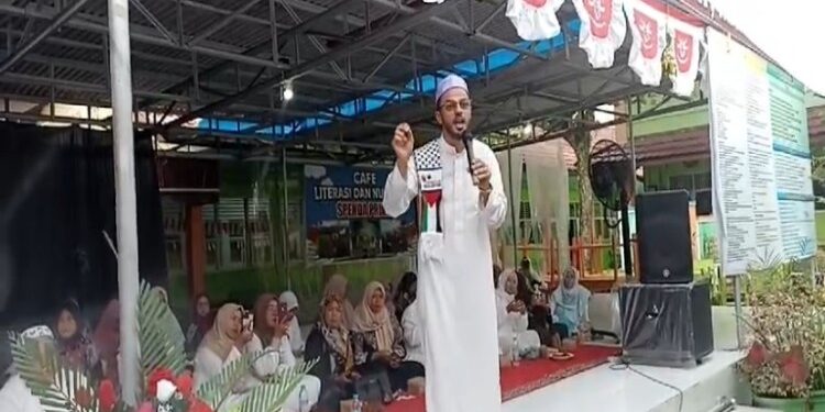 FOTO: DIAN/MATA KALTENG - Syaikh Mohammed Hassan dalam peringatan Isra Miraj di SMPN 2 Sampit, 7 Februari 2024.
