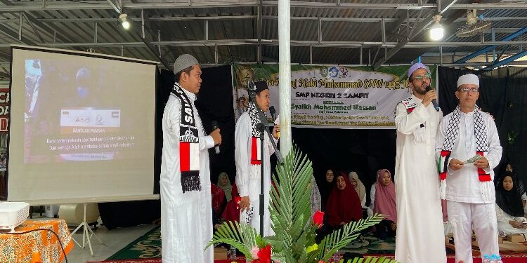 FOTO: DIAN/MATA KALTENG - Pemutaran video kejadian di Palestina dalam peringatan Isra Miraj di SMPN 2 Sampit, 7 Januari 2024.