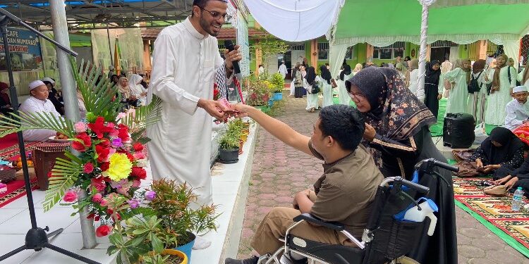 FOTO: DIAN/MATA KALTENG - Penyerahan bantuan dana untuk Palestina dari pelajar di SMPN 2 Sampit kepada Syaikh Mohammed Hassan.
